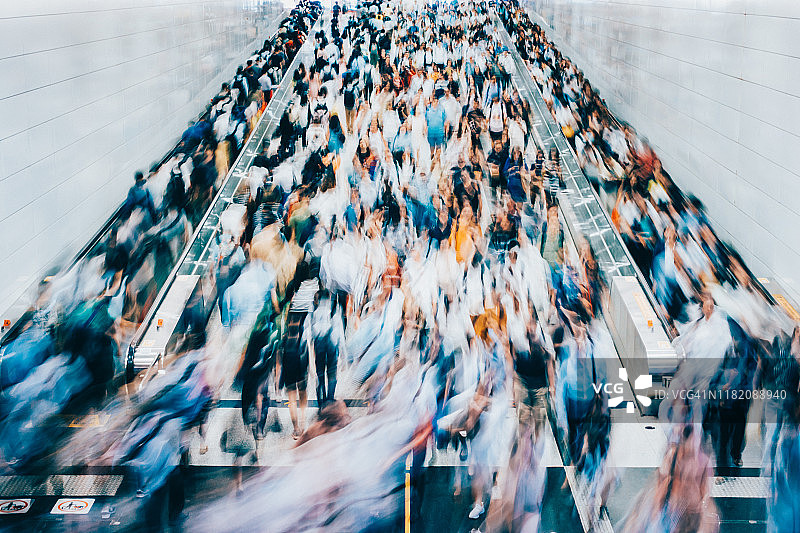 城市高峰时段，地铁站台通勤者长曝光图片素材