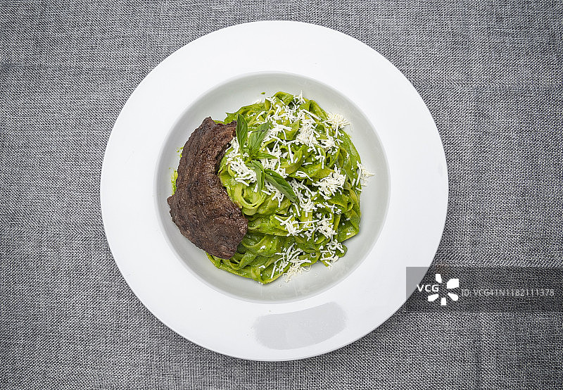 肉类和鸡肉的绿色意大利宽面条图片素材