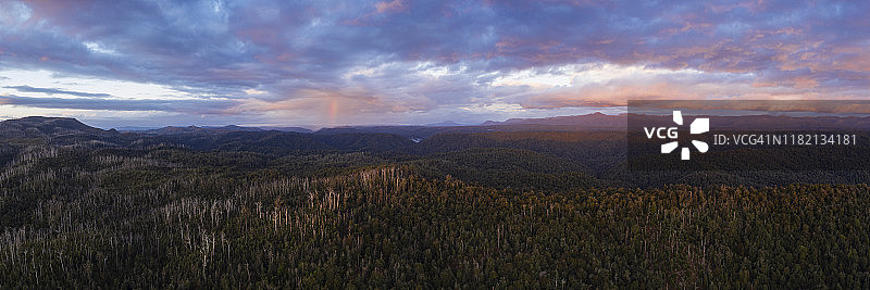 日落时分塔金荒原的梅雷迪思山脉背景图片素材