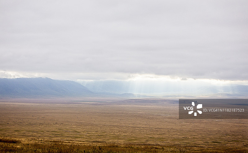 阳光穿透云层，恩戈罗恩戈罗火山口，坦桑尼亚图片素材