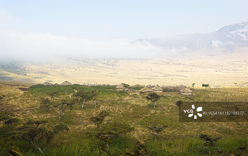 云雾缭绕的马赛村庄平原景观图片素材