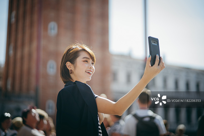 亚洲年轻女人旅游景点自拍图片素材