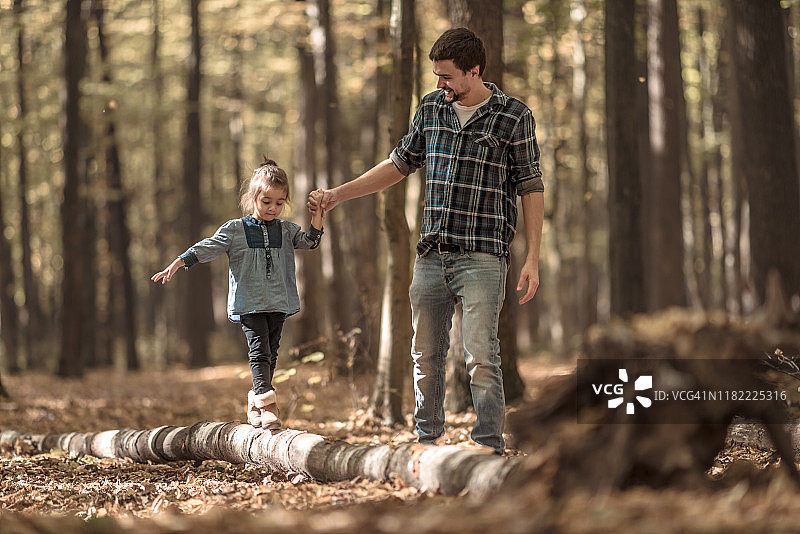 父女在秋天的森林里散步图片素材