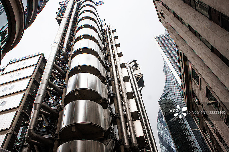 国际知名的劳埃德大厦由建筑师理查德·罗杰斯设计，历时八年建成。期间使用了33510立方米的混凝土、30000平方米的不锈钢覆层和12000平方米的玻璃图片素材