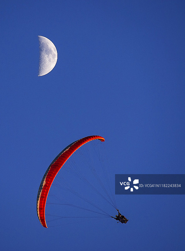 悬挂在月亮上图片素材