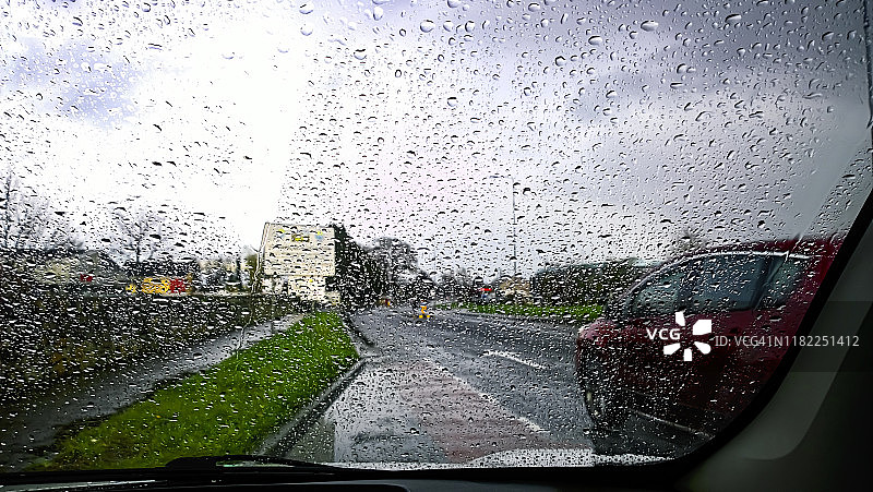 雨中汽车仪表盘和车窗的景象图片素材