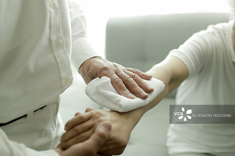 年长的男人给年长的女人洗澡图片素材