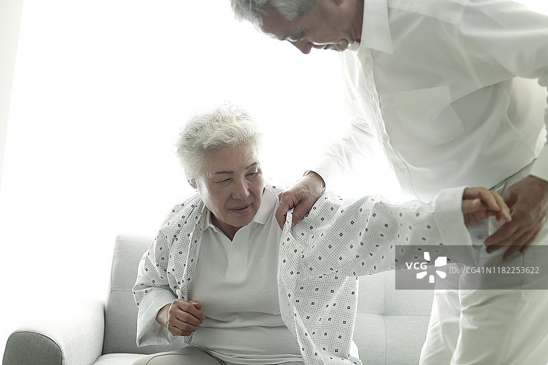 年长的男人给年长的女人洗澡图片素材