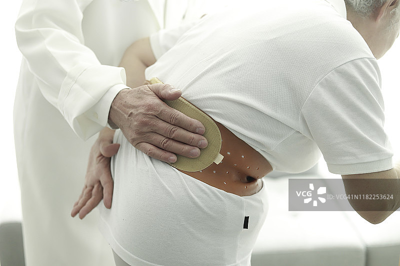 医生检查戴着腰带的年长女性图片素材