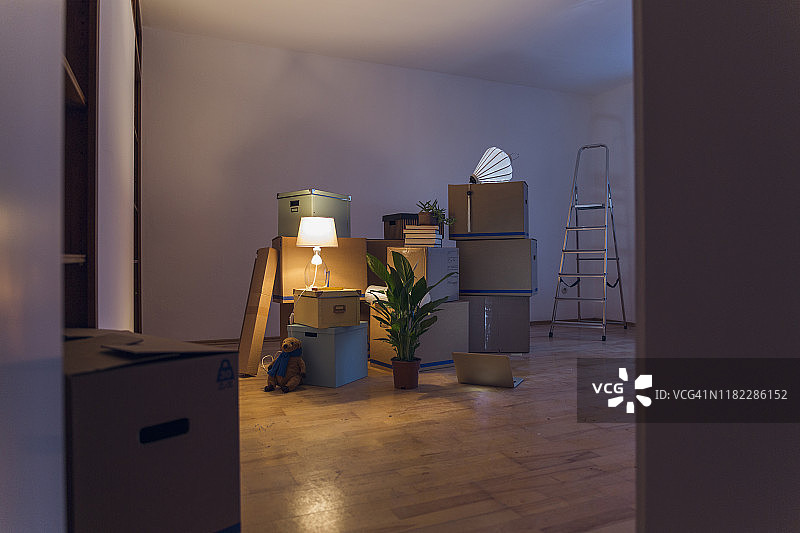 新家空房间里的纸板箱图片素材