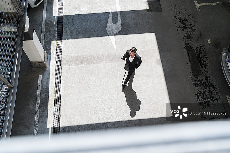 商务人士携带行李出行（俯视）图片素材