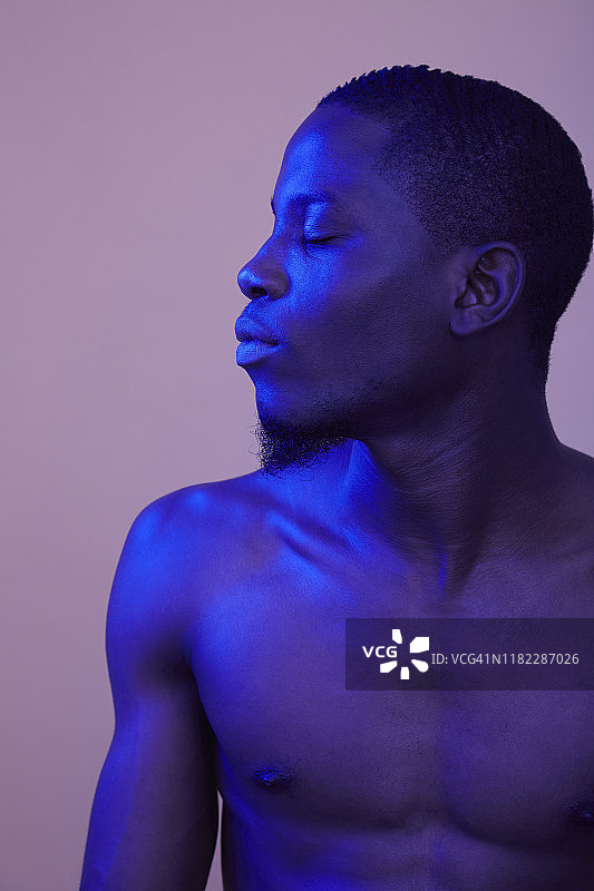 闭着眼睛的非洲男人肖像图片素材