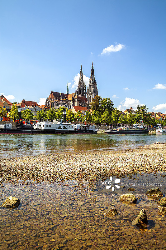 多瑙河与雷根斯堡圣彼得教堂景观图片素材