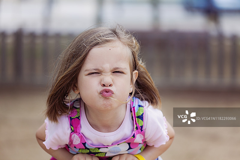 撅着嘴的小女孩肖像图片素材