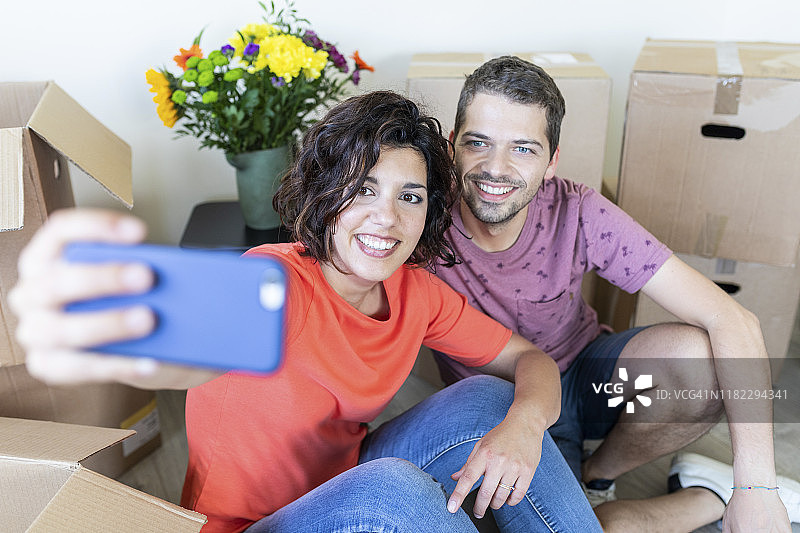 幸福情侣在新家自拍图片素材