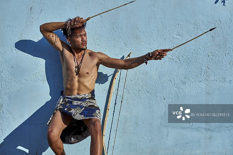 手持传统弓箭的部落男人，卢班戈，安哥拉图片素材