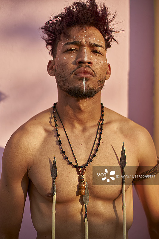 手持传统弓箭的部落男人，卢班戈，安哥拉图片素材