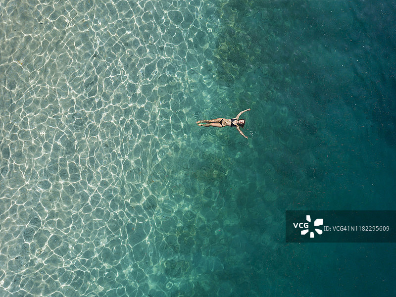 漂浮在印度尼西亚吉利群岛吉利空中海中的女人图片素材