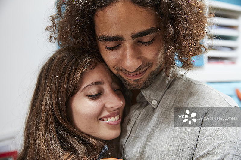 充满爱意的年轻情侣肖像图片素材