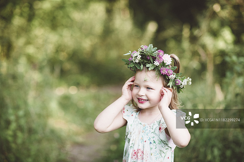 戴着花环的微笑小女孩肖像图片素材