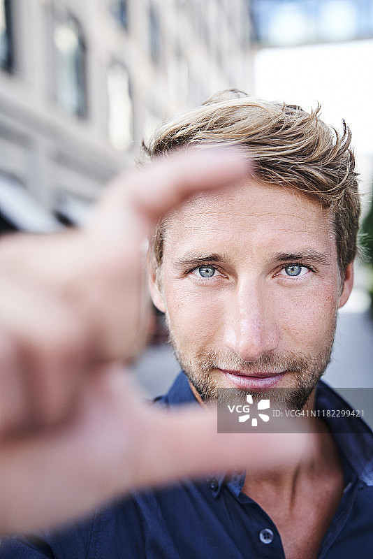 做手势的年轻男子肖像图片素材