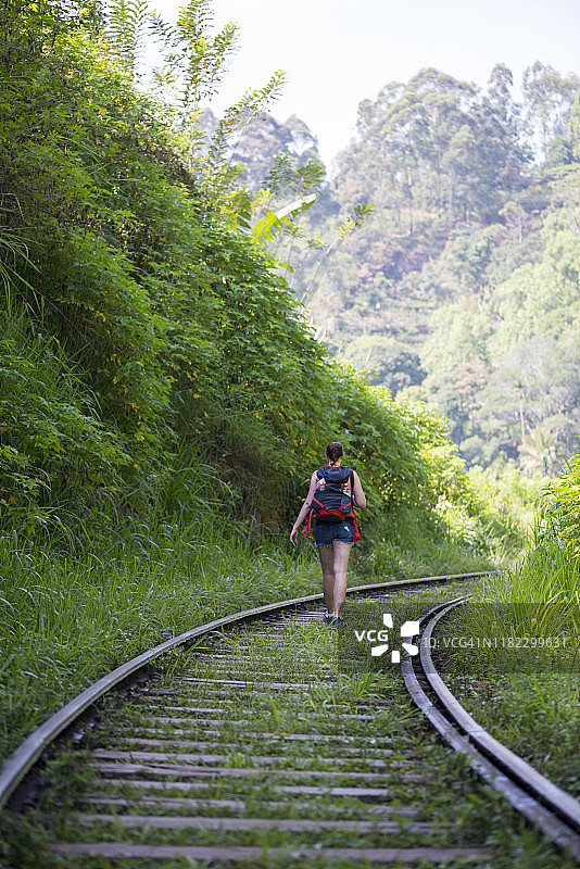 独自女性背包客在斯里兰卡旅行图片素材
