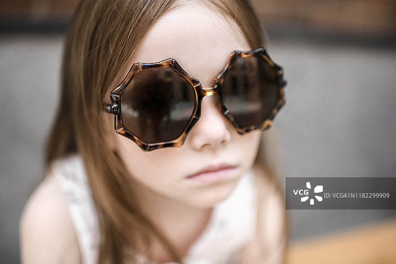 戴太阳镜的女孩肖像图片素材