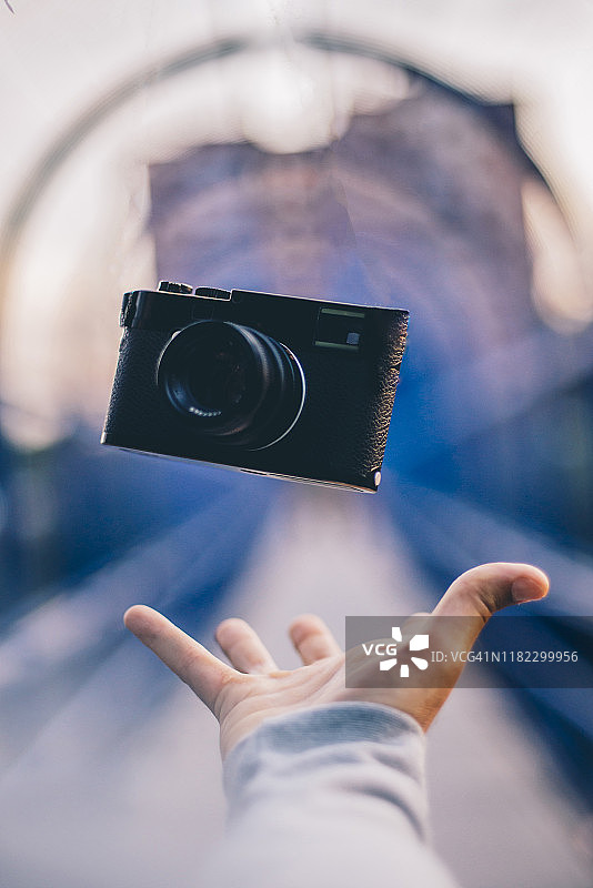 男人扔出一个老式相机图片素材