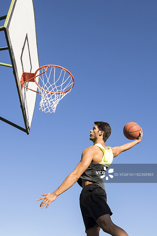 男子高高跳起投篮图片素材