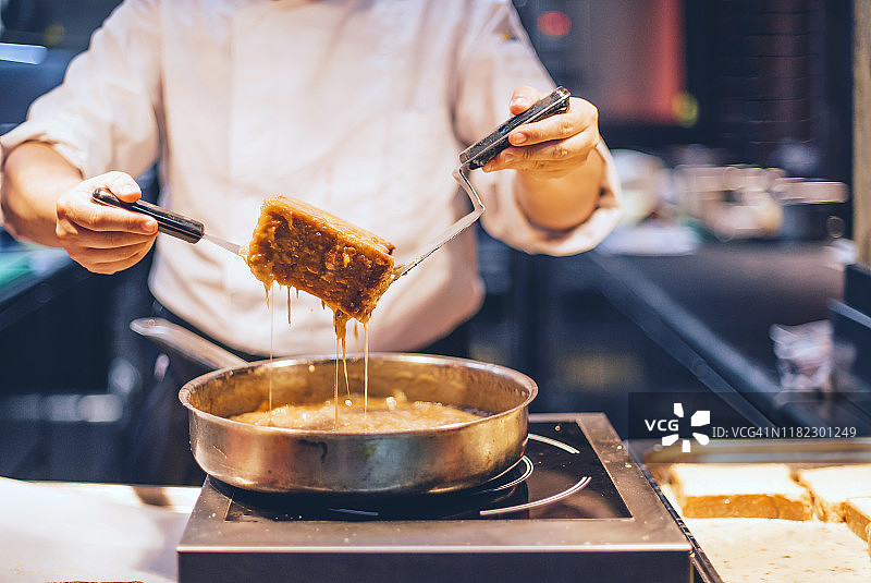 厨师在餐厅厨房制作蛋糕图片素材