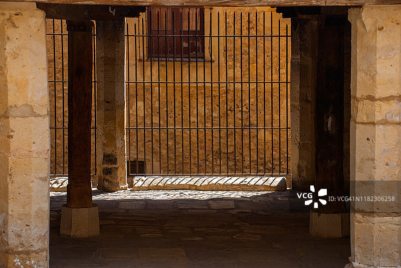 佩德拉萨柱廊中的光影图片素材