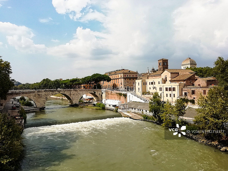 从罗马台伯河上的一座桥上看到的景色图片素材