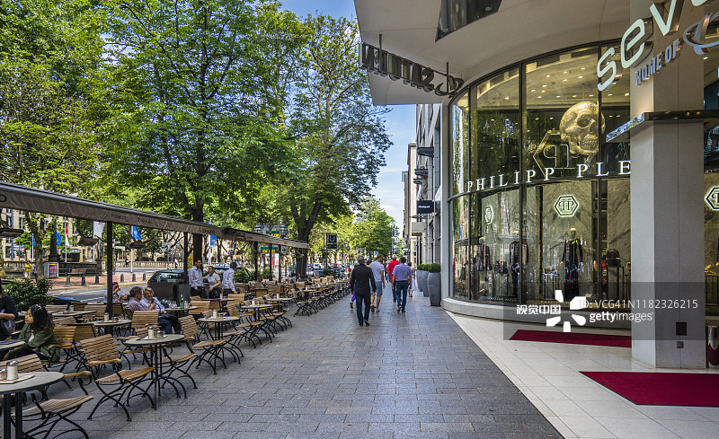 德国北莱茵-威斯特法伦州杜塞尔多夫国王大道城市广场的咖啡馆和时尚商店（2016年7月10日）图片素材