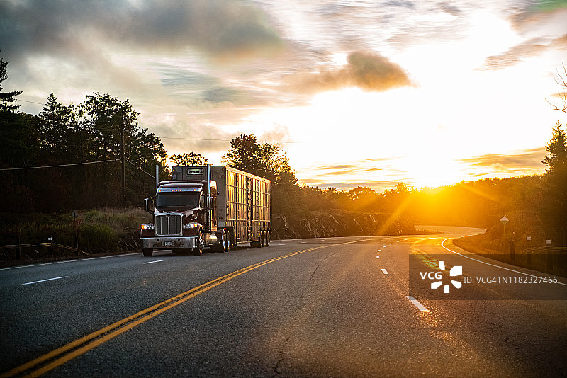 在加拿大乡村公路上的长途半挂卡车图片素材