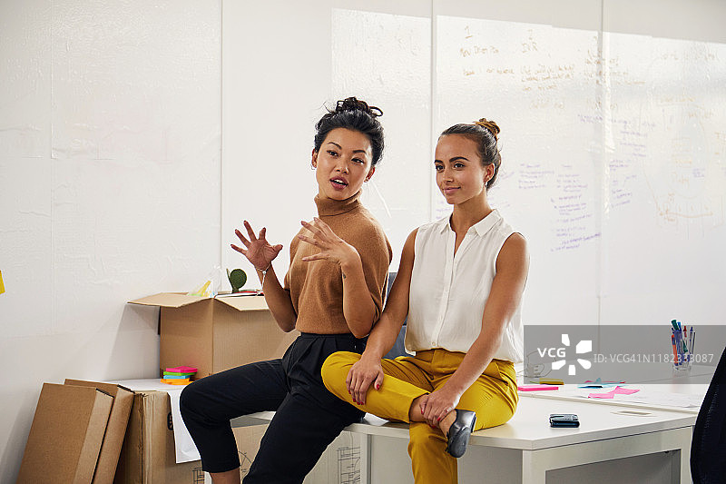 两位女同事提出一个想法图片素材