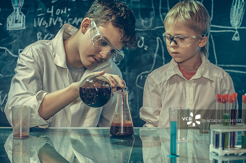 年轻的科学家们图片素材