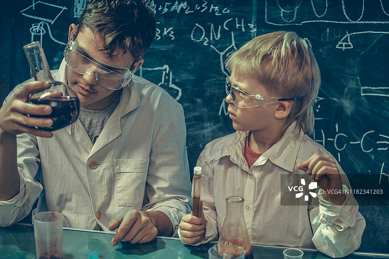 年轻的科学家们图片素材