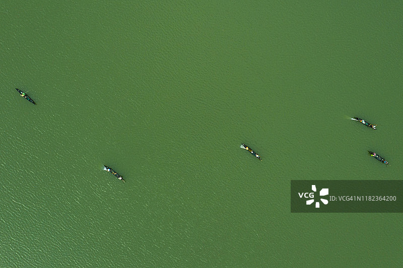 穆纳班巴姆港附近的渔船，印度喀拉拉邦图片素材
