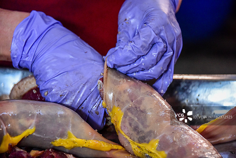 制作哈萨克马肉香肠图片素材