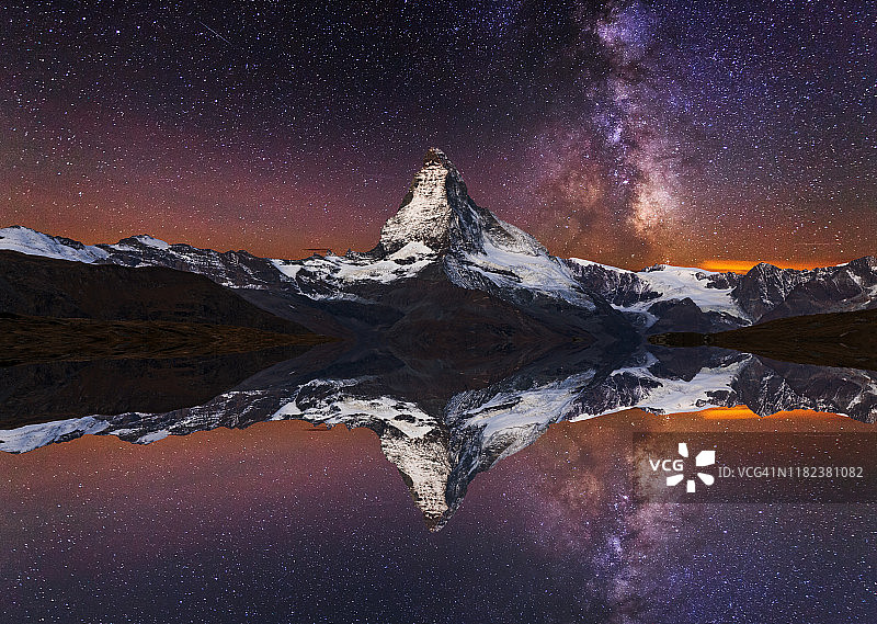 夜晚瑞士采尔马特施泰利湖中倒映着银河下的马特洪峰图片素材