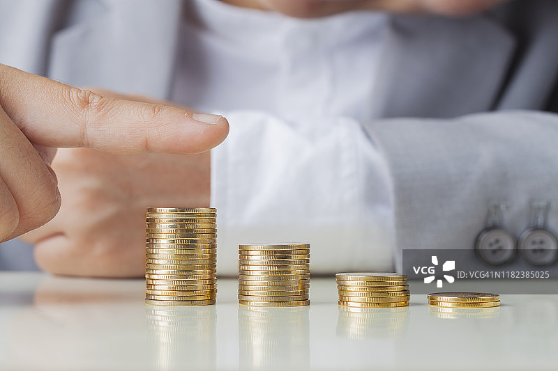 金色比特币阶梯外汇图金融增长概念图片素材