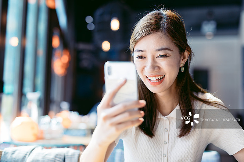 使用手机的亚洲女商人图片素材