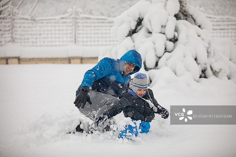 雪地摔跤图片素材
