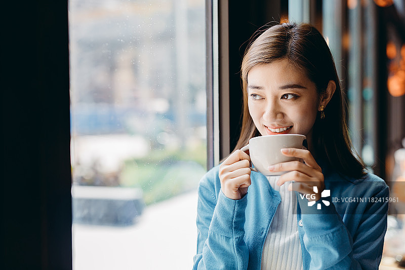 享受咖啡的亚洲女商人图片素材