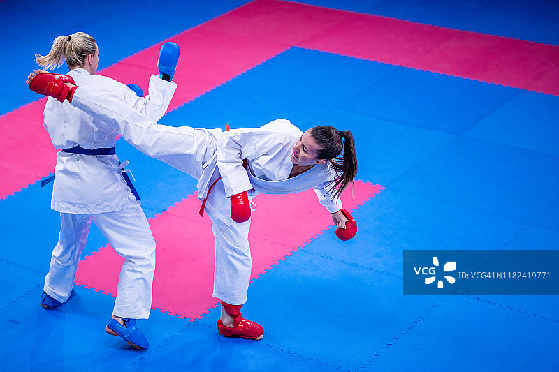 比赛中竞争的空手道选手图片素材