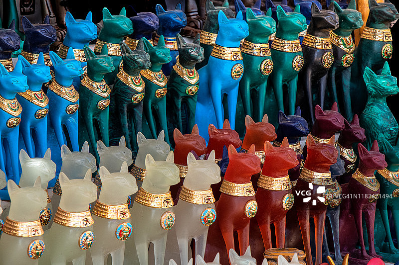 埃及开罗纪念品商店里的古埃及神祇纪念品图片素材