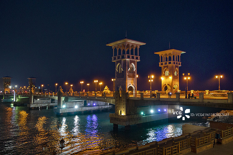 亚历山大著名的斯坦利桥夜景，埃及图片素材