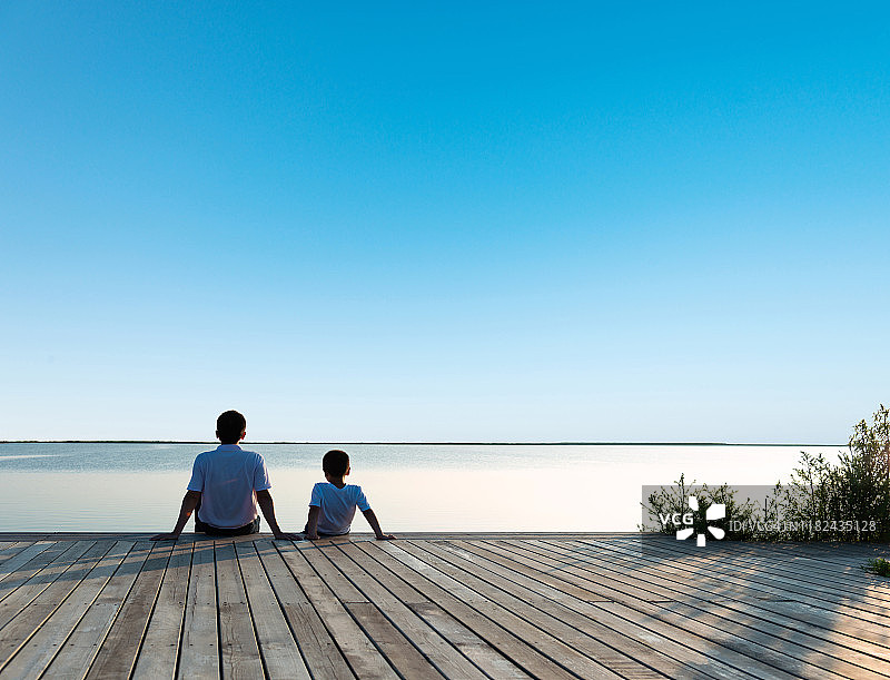 父亲和儿子欣赏湖景图片素材