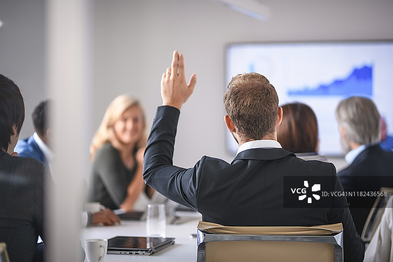 会议中提问的年轻商务主管图片素材