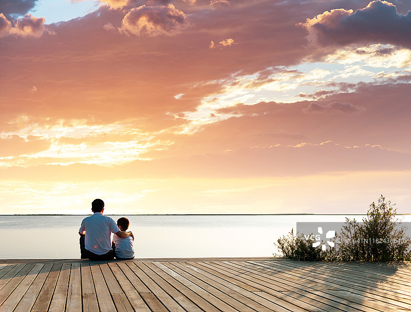 父亲和儿子欣赏湖景图片素材